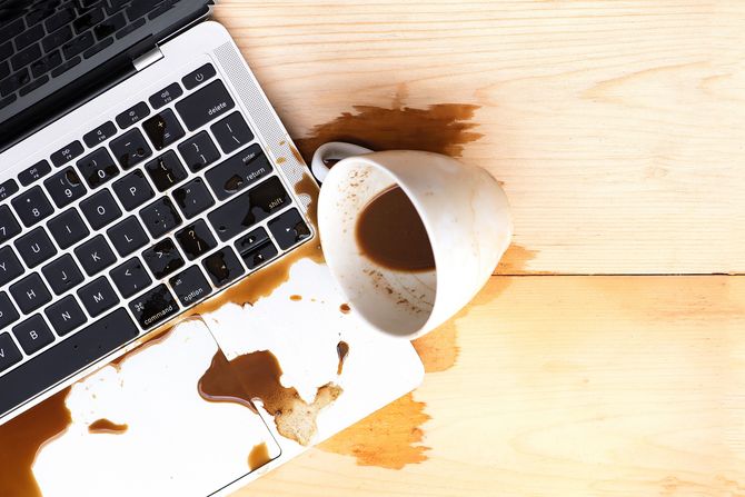 Prosuta tečnost po laptopu, kafa Prosuta tečnost po laptopu, kafa