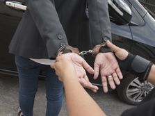 Hapšenje, lisice, uhapšena devojka, žena