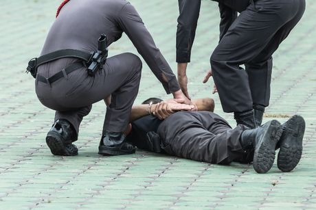 Policajac hapsi policajca, policija hapšenje Policajac hapsi policajca, policija hapšenje