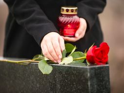 Zadušnice žena groblje sveća