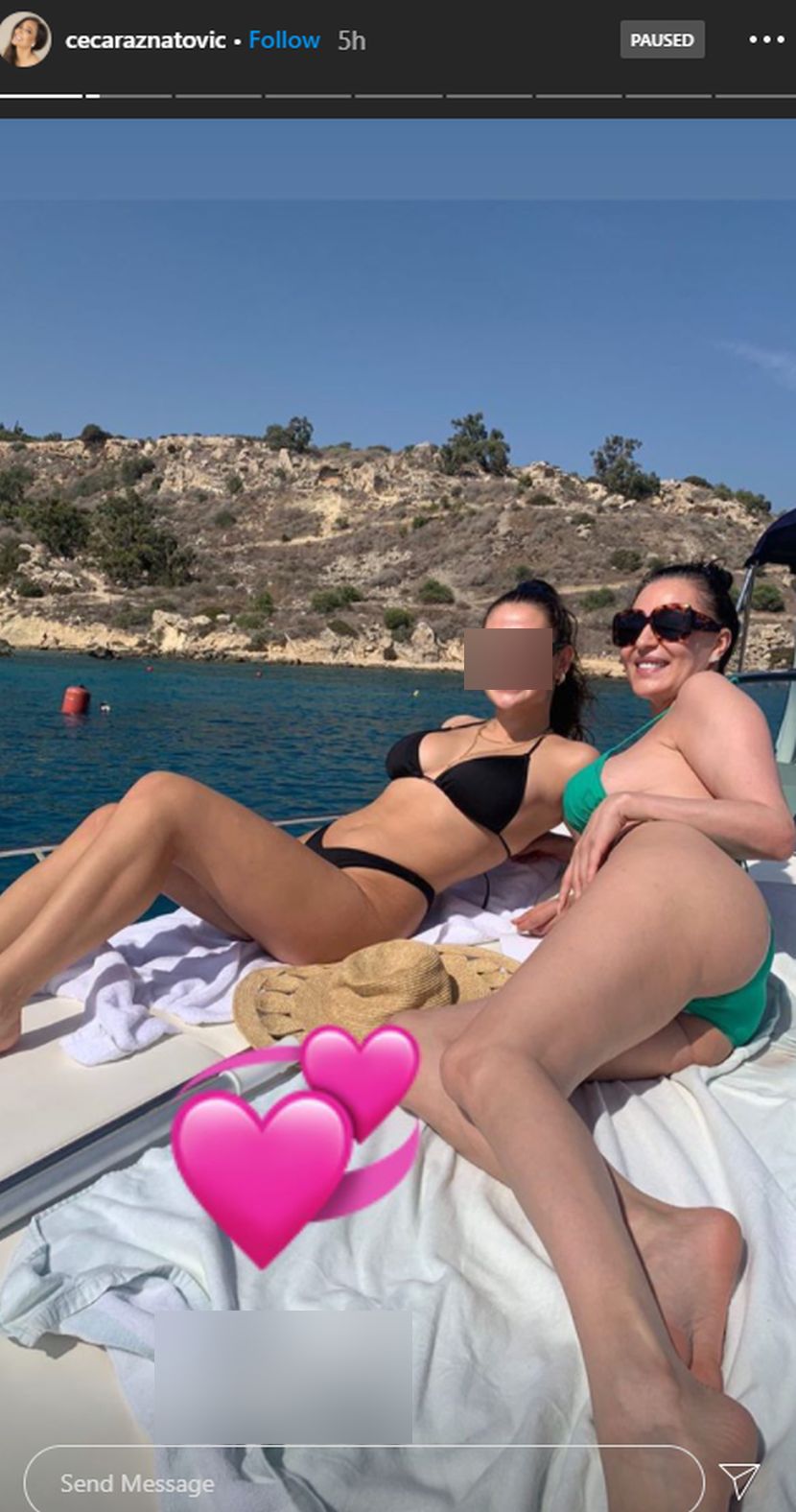 Ceca se u novom bikiniju snimala iz svih uglova, a pažnju je privukla i  njena sestra Lidija - Telegraf.rs