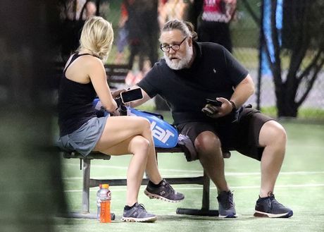 Rasel Krou, Russell Crowe