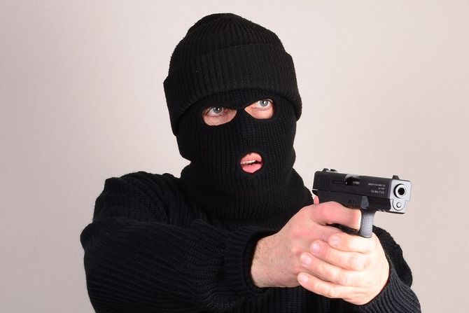 Fantomka, pistolj, muskarac, lopov Fantomka, pistolj, muskarac, lopov