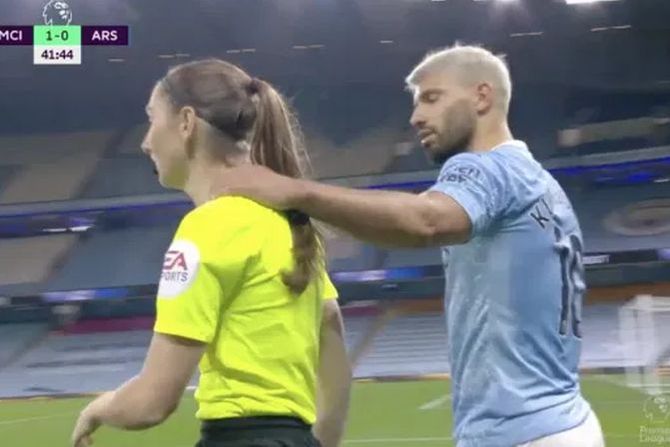 Aguero hvata sudiju za rame