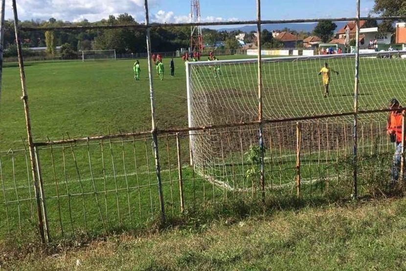 Mališani ŠF Libero i FK Radnički Niš uživali na novom terenu s veštačkom  travom! - Pirot Plus Online