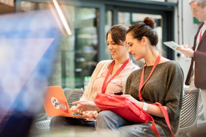 Studentkinje, devojke, racunar, laptop, konferencija, predavanje