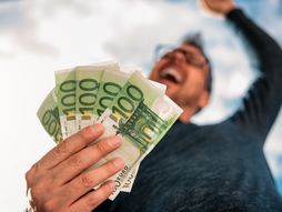 Dobitnik na lotou,  bingo, pare, novac, evri, sreca, radost, zarada, dobitak