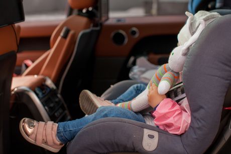 Devojčica, dete, spava u kolima automobilu sediše bebi