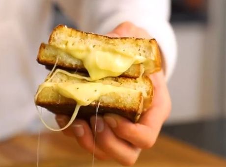 tost sendvič sa lukom