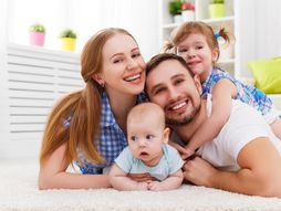 srećna porodica, roditelji deca, ćerke, stan, useljenje, dom,