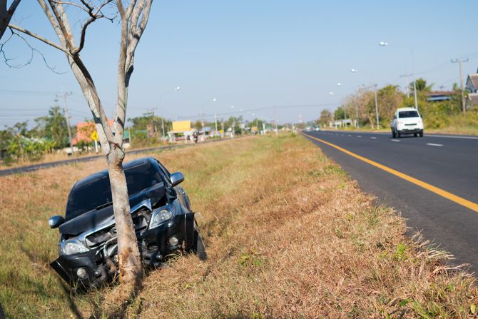 Auto sleteo s puta, auto kola saobraćajna nesreća, auto udario u drvo