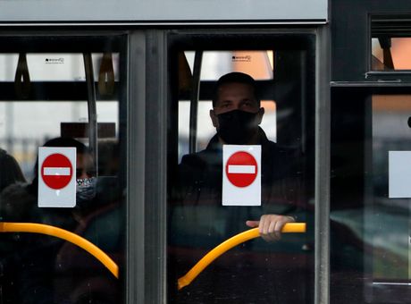 Autobus prevoz Beograd ljudi maske Autobus prevoz Beograd ljudi maske