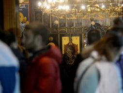 Mala crkva Svetog Save, građani sveće počast Amfilohiju