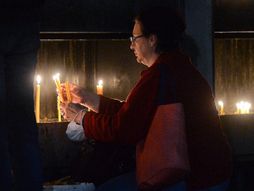 Mala crkva Svetog Save, građani sveće počast Amfilohiju