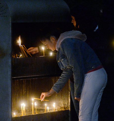 Mala crkva Svetog Save, građani sveće počast Amfilohiju Mala crkva Svetog Save, građani sveće počast Amfilohiju