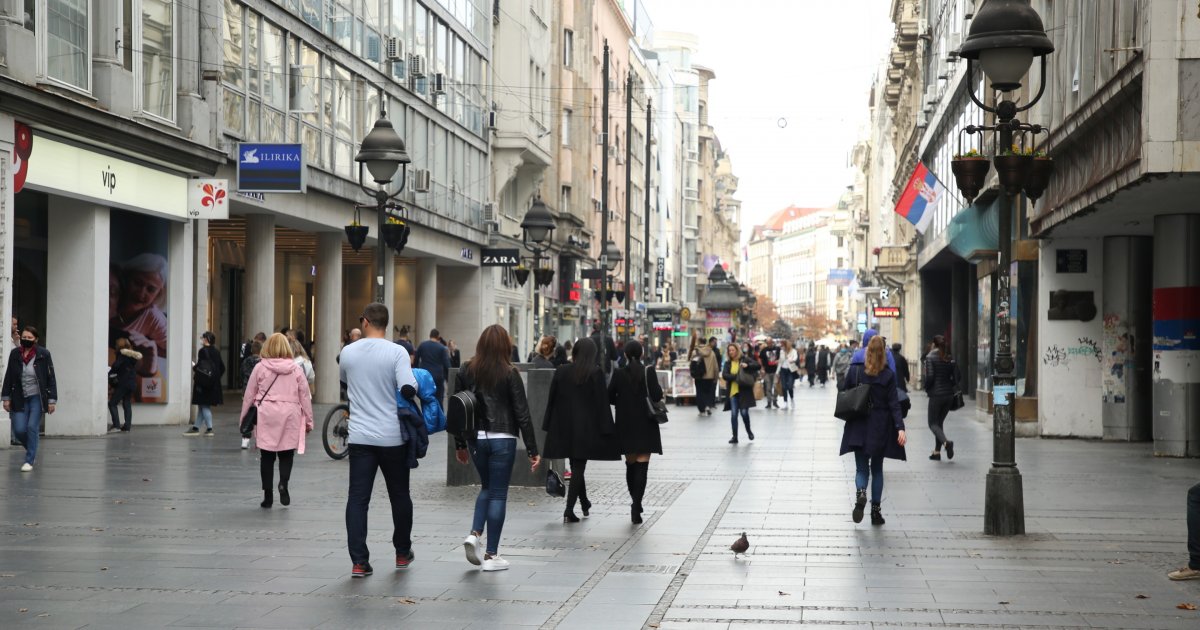 Hit scena u centru Beograda: Ulični svirač oduševio sve, a kad su videli šta nosi na glavi, šokirali su se