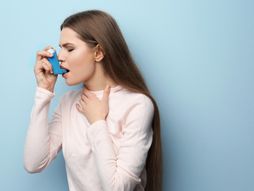 Devojka pumpica gušenje astma