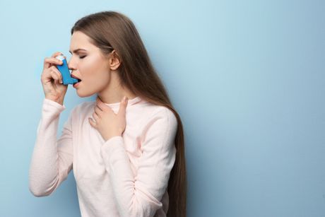 Devojka pumpica gušenje astma