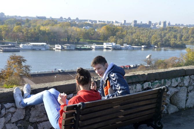 Jesen ulice ljudi Beograd sunce lišće