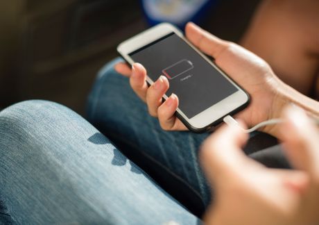 Telefon, baterija, punjenje baterije, punjenje telefona Telefon, baterija, punjenje baterije, punjenje telefona