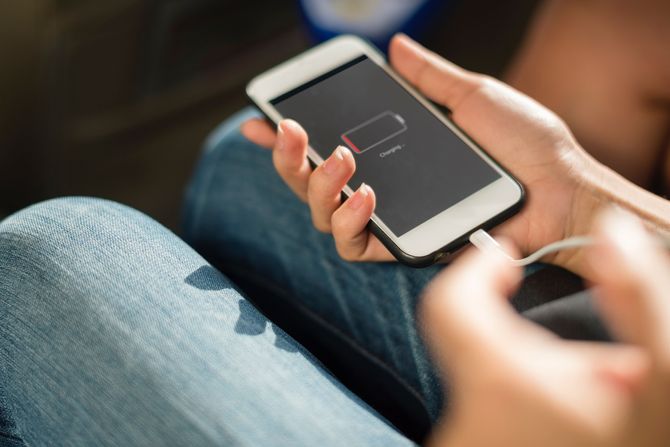 Telefon, baterija, punjenje baterije, punjenje telefona Telefon, baterija, punjenje baterije, punjenje telefona