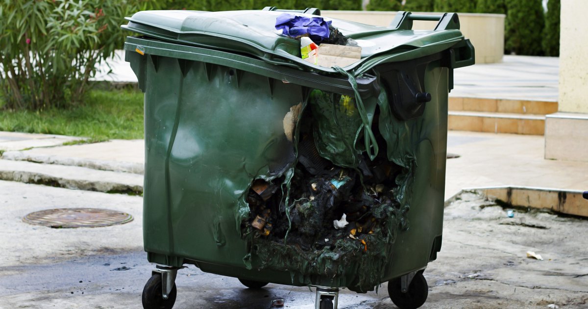 U Čačku ne mogu da izađu na kraj sa požarima na kontejnerima: Građani u njih ubacuju žar, neki ih namerno pale