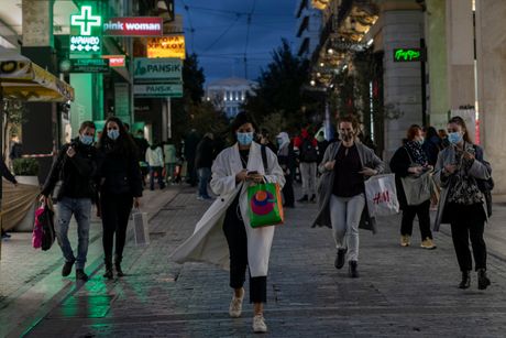 Atina Grčka ljudi maske koronavirus Atina Grčka ljudi maske koronavirus