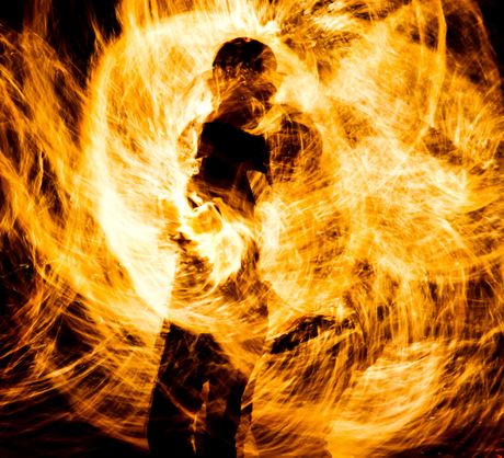 samospaljivanje, samospaljivanje, zapaljen čovek gori u plamenu vatra požar