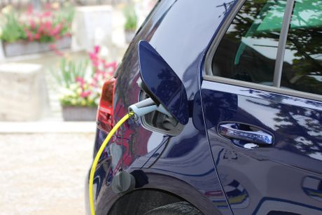Električni automobil, punjenje baterije Električni automobil, punjenje baterije
