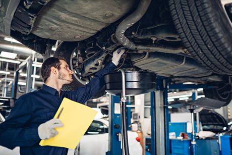 Majstor, auto, popravka, automehaničar, popravka automobila, tehnički pregled