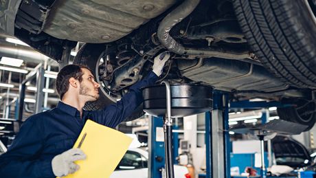 Majstor, auto, popravka, automehaničar, popravka automobila, tehnički pregled