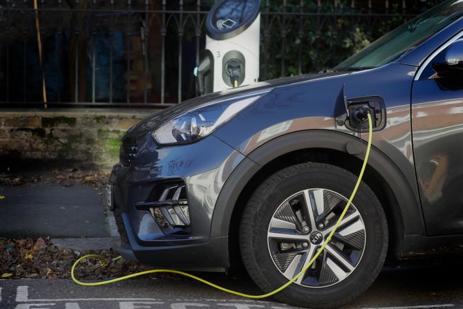 Električni automobil, priključak za punjenje napajanje, punjenje baterija