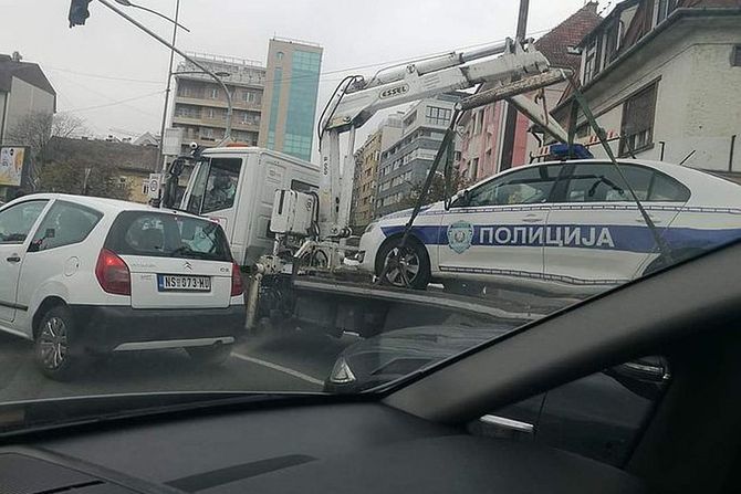 Policijski auto, pauk, Novi Sad