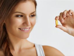 Devojka žena pilula lek vitamin D