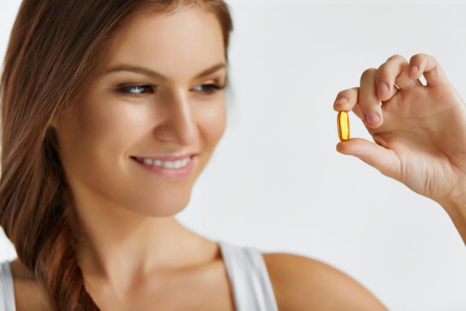 Devojka žena pilula lek vitamin D Devojka žena pilula lek vitamin D