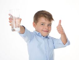 Dete dečak čaša vode