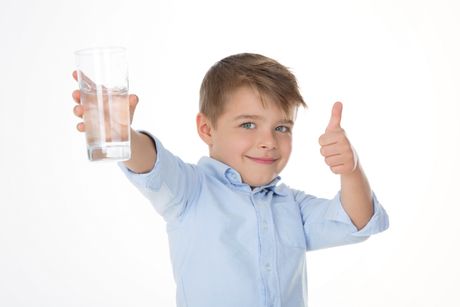 Dete dečak čaša vode