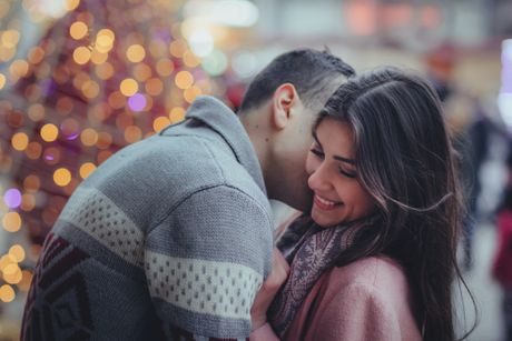 Poljubac, par, ljubav, zaljubljeni, nova godina Poljubac, par, ljubav, zaljubljeni, nova godina