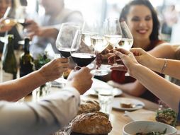 Svečana slavska slava Božićna trpeza, večera, porodica, porodična, ručak, proslava, nazdravljati