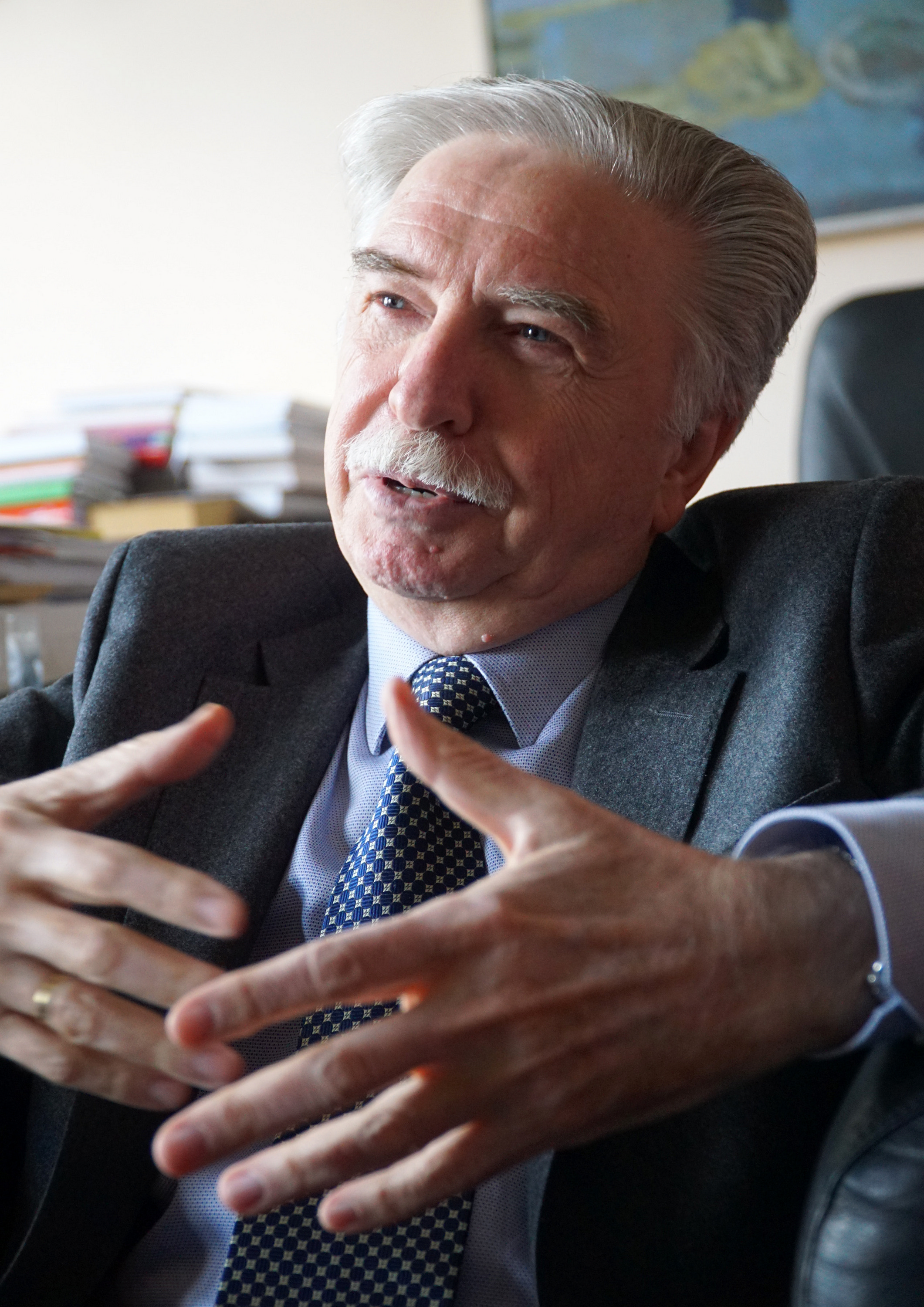 Da li prepoznajete bivšeg premijera Srbije? Slikao se sa prijateljima na zabavi, a retko se viđa u javnosti