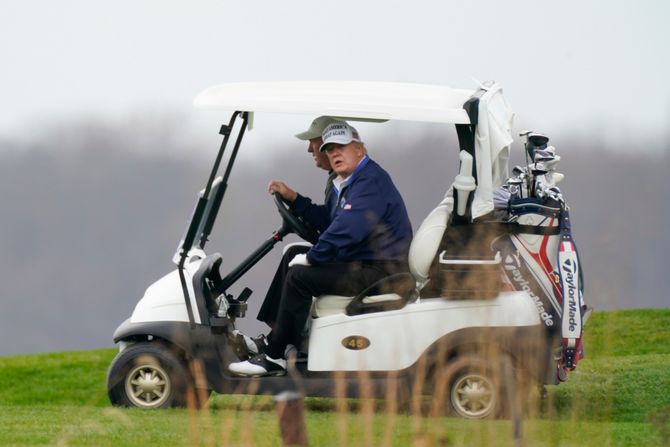 Tramp igra golf Tramp igra golf