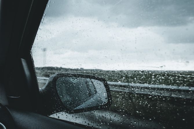 Vožnja, kiša, auto, retrovizor Vožnja, kiša, auto, retrovizor