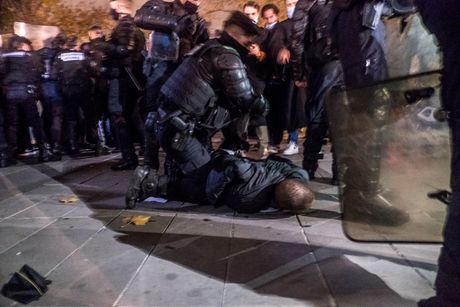 Policija rasterala migrante u Parizu Policija rasterala migrante u Parizu