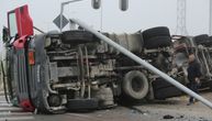 Nezgoda kod Rume: Sudarila se tri vozila, kamion završio na krovu