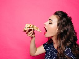 Pica, devoka jede picu