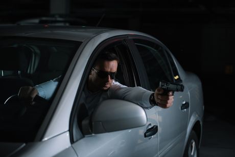 Pucnajva, covek, pistolj, auto, noc Pucnajva, covek, pistolj, auto, noc