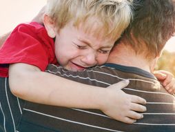 dete plače nasilje zlostavljanje zanemarivanje deteta dece otac i sin