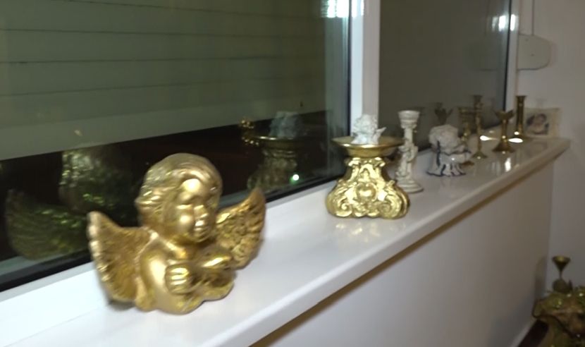 Zlatna soba, statua đavola i beli anđeli na plafonu: Ovde živi srpska transrodna pevačica koja je uhapšena