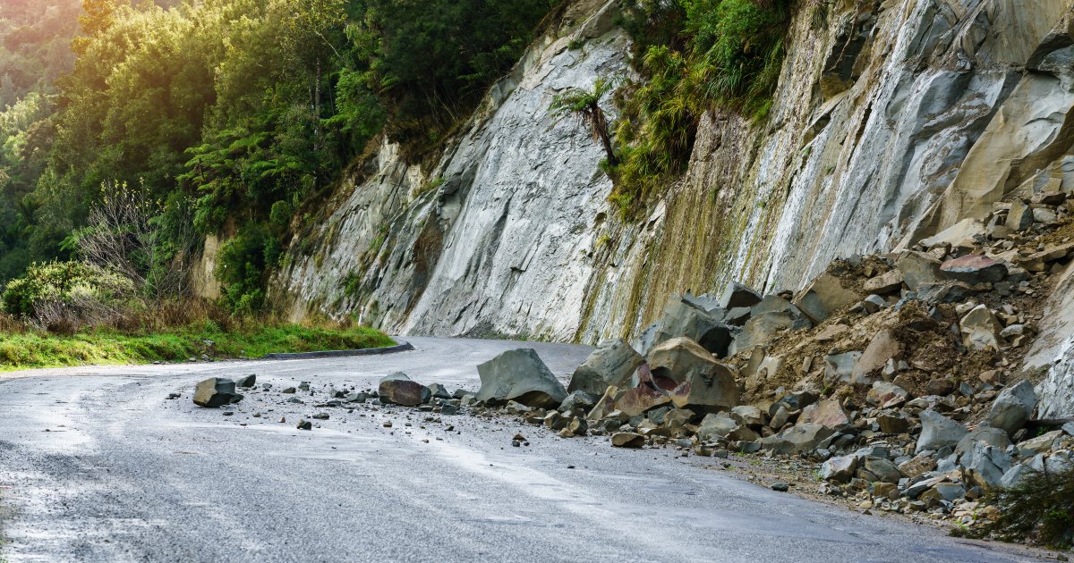 Da li je ovo trenutno najopasnija deonica u Srbiji? Kamenje je svuda po putu, kruži zastrašujući snimak