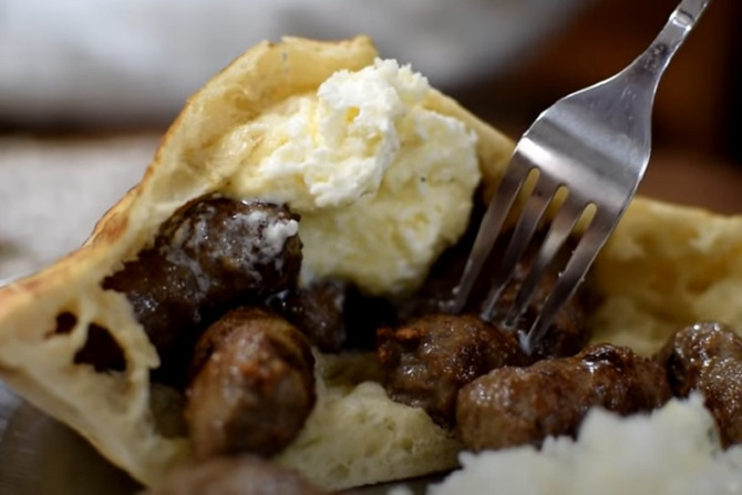 Sarajevski ćevapi; foto screenshot Youtube/StaDaJedem? Sarajevski ćevapi; foto screenshot Youtube/StaDaJedem?